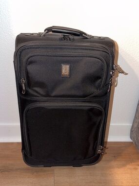 Travelpro FlightCrew 5 22" Rollaboard Carry On Luggage Flight Crew Black